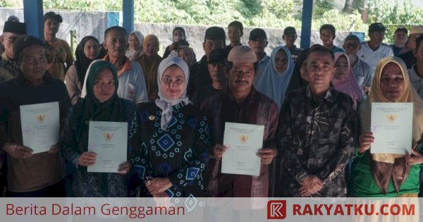 Bupati Luwu Utara Serahkan 500 Sertifikat Tanah untuk Warga Desa Bakka