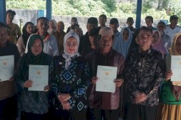Bupati Luwu Utara Serahkan 500 Sertifikat Tanah untuk Warga Desa Bakka