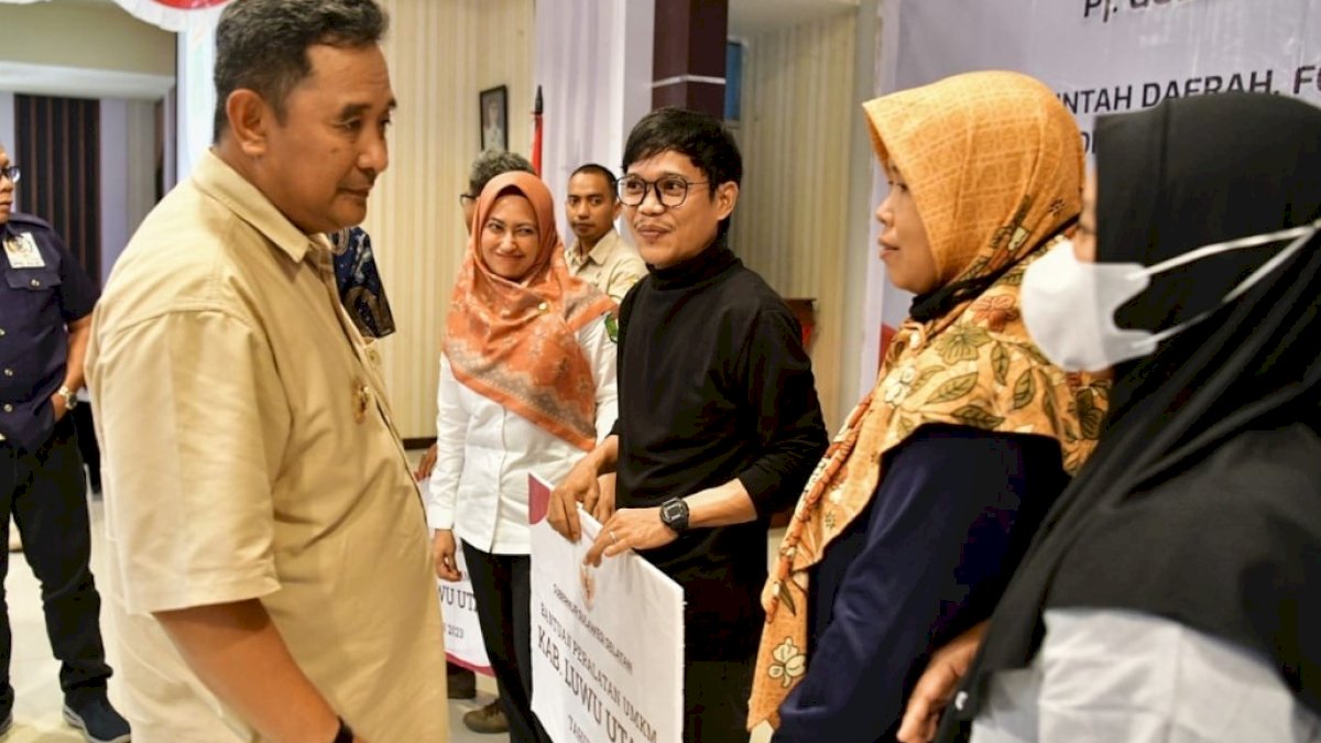 Pj Gubernur Sulsel Serahkan Armada Damkar ke Luwu Utara untuk Tingkatkan Kesiapsiagaan