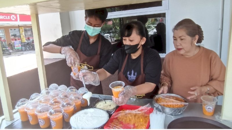 pelayan sedang menyiapkan minuman signature Booming youth cafe Manggo Viral, sabtu(6/1)