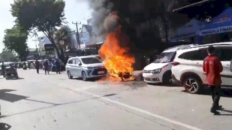 Sebuah sepeda motor bernomor polisi DD 4354 XP jenis Honda BeAT terbakar di jalan poros Trans Sulawesi, Kabupaten Pangkep, Sulsel, Ahad (7/1/2024).