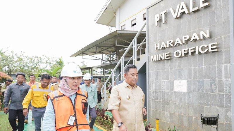 Penjabat (Pj) Gubernur Sulawesi Selatan (Sulsel), Bahtiar Baharuddin (kanan), saat melakukan kunjungan kerja ke PT Vale Indonesia, Sorowako, Luwu Timur. (Foto: PT Vale Indoenesia)