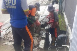 Pengerukan Drainase di Kelurahan Buakana untuk Mencegah Banjir