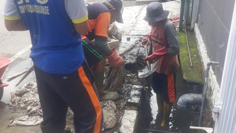 Pengerukan Drainase di Kelurahan Buakana untuk Mencegah Banjir