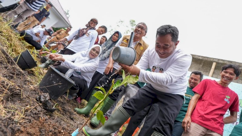 Pj Gubernur Sulsel, Bahtiar Baharuddin, menanam cabai dan sukun di lahan Dinas Ketahanan Pangan dan Pertanian Kota Parepare, Selasa (9/1/2024). (Foto: Pemprov Sulsel)