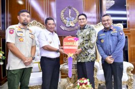 Pj Gubernur Sulsel Serahkan Unit Armada Damkar kepada Pemkab Barru