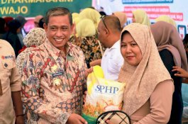 Kajari Wajo dan Bulog Gelar Gerakan Pangan Murah, Amran Mahmud: Upaya Tangani Inflasi