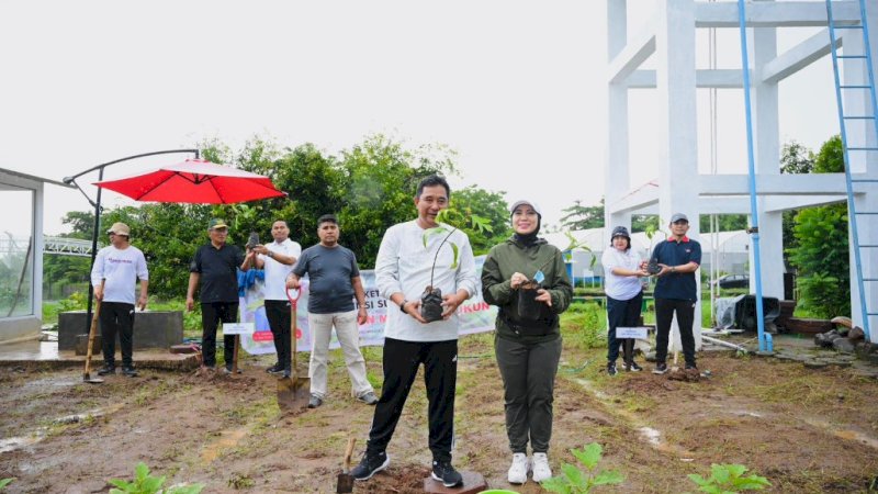 Penjabat (Pj) Gubernur Sulawesi Selatan (Sulsel), Bahtiar Baharuddin (kiri), terus berupaya mengoptimalkan lahan tidur agar produktif. (Foto: Pemprov Sulsel)