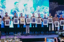 Bupati Lutra Raih Penghargaan Kepala Daerah Peduli Media Anugerah SMSI Awards