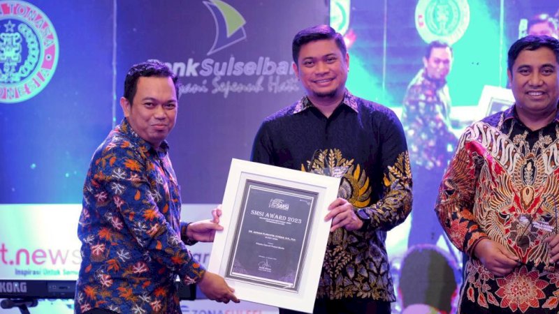 Adnan Purichta Ichsan Raih SMSI Sulsel Award 2023