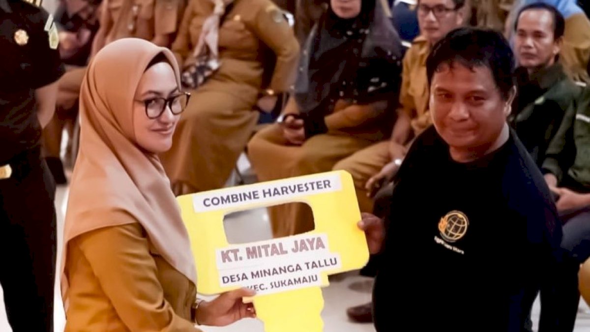 Bupati Luwu Utara Serahkan Ratusan Alsintan untuk Kelompok Tani