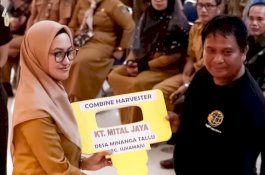 Bupati Luwu Utara Serahkan Ratusan Alsintan untuk Kelompok Tani