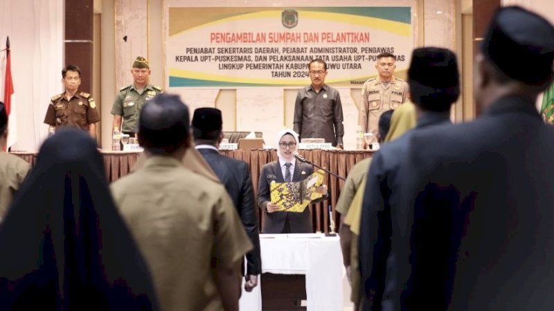 Pengambilan sumpah dan melantik Baharuddin Nurdin sebagai Penjabat (Pj) Sekretaris Daerah (Sekda) Luwu Utara, Selasa (16/1/2024), di Aula La Galigo Kantor Bupati. (Foto: Pemkab Luwu Utara)