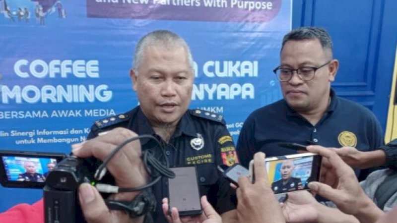 Plt Kepala Bea Cukai Makassar Zaeni Rokhman saat di wawancata oleh awak media, rabu (17/1)