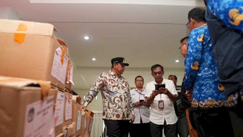 Pj Gubernur Sulsel, Bahtiar Baharuddin, saat meninjau persiapan logistik pemilu di gudang logistik KPU Takalar, Rabu (17/1/2024). (Foto: Pemprov Sulsel)