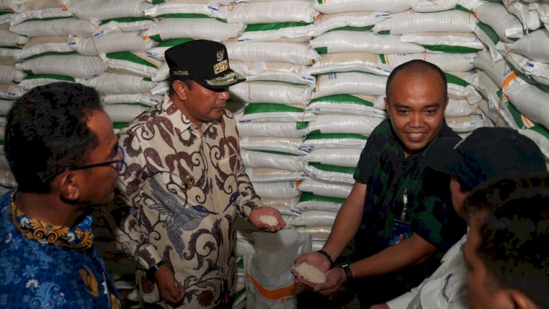 Pj Gubernur Sulsel, Bahtiar Baharuddin (kedua kiri), konsisten dalam menjalankan program prioritasnya, khususnya di bidang ketahanan pangan. (Foto: Pemprov Sulsel)