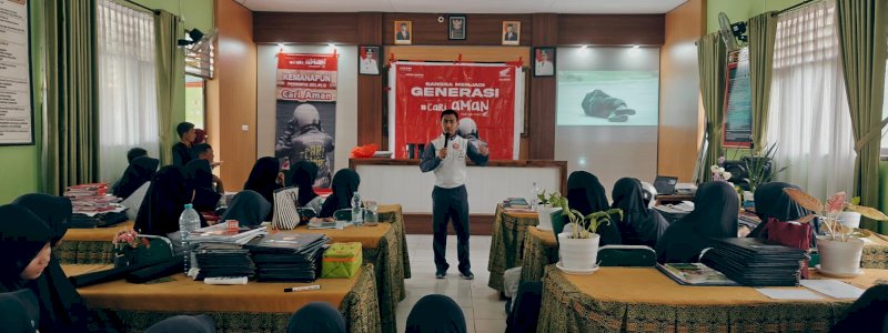 Terus Kampanyekan Cari Aman Berkendara, Asmo Sulsel Sambangi SMP 2 Barombong