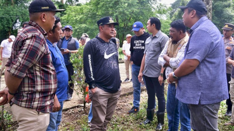 Pj Gubernur Sulsel, Bahtiar Baharuddin, pada kegiatan penanaman bibit sukun di Kawasan Pengembangan Peternakan Pucak milik Dinas Peternakan dan Kesehatan Hewan Pemprov Sulsel di Desa Pucak, Kecamatan Tompobulu, Kabupaten Maros, Ahad (21/1/2024). (Foto: Pemprov Sulsel)