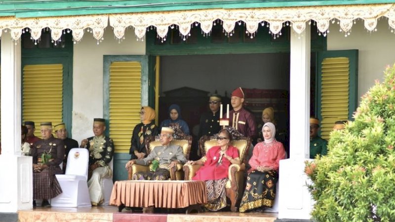 Upacara memperingati Hari Jadi Luwu (HJL) ke-756 tahun, Minggu (21/1/2024), di halaman depan Istana Kedatuan Luwu, Palopo. (Foto: Pemkab Luwu Utara)