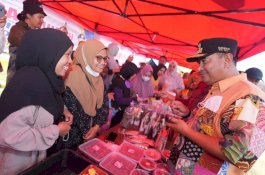 Warga Antusias Belanja di Pasar Murah Kolaborasi Pemprov Sulsel dan Bulog Palopo