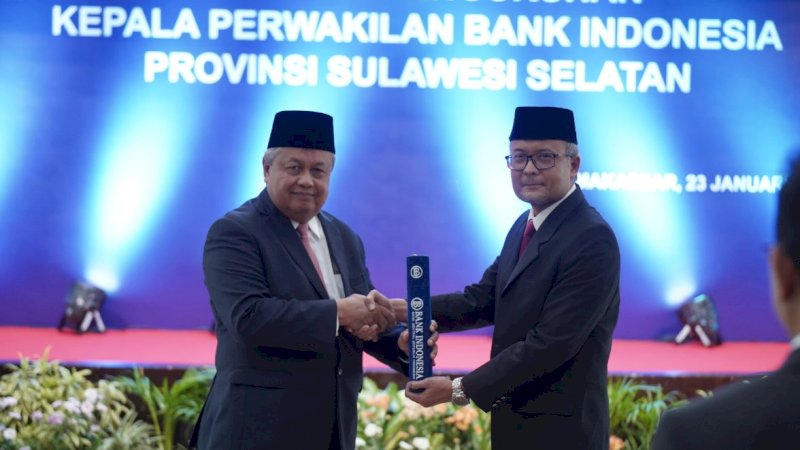 Gubernur Bank Indonesia (BI), Perry Warjiyo (kiri), mengukuhkan Rizki Ernadi Wimanda sebagai Kepala Perwakilan BI Provinsi Sulawesi Selatan (Sulsel) di Baruga Pinisi Kantor Perwakilan BI Sulsel, Makassar, Selasa (23/1/2023).