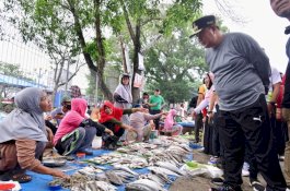 Pj Gubernur Tinjau Pasar Murah di Bone, Tanpa Antrean Panjang-Harga Pangan Terjangkau