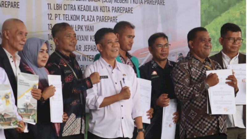 Penandatanganan perjanjian kerja sama (PKS) antara Pemkot Parepare dengan Lapas Kelas IIA Parepare bersama instansi swasta dalam rangka optimalisasi layanan pembinaan warga binaan di Lapas Kelas IIA Parepare, Kamis (25/1/2024).