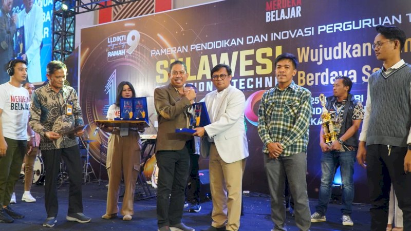 Wakil Rektor II Unismuh Makassar  prof Andi Syamsuri saat menerima plakat penghargaan stand terbaik