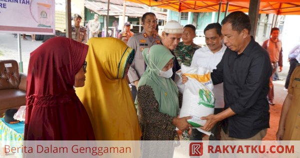 Pj Wali Kota Parepare Serahkan Bantuan Beras untuk 8.605 Keluarga Penerima Manfaat