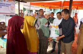 Pj Wali Kota Parepare Serahkan Bantuan Beras untuk 8.605 Keluarga Penerima Manfaat
