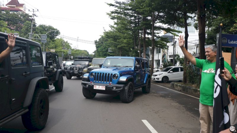 Puluhan unit Jeep memulai touring dengan rute Makassar-Jeneponto di Showroom Jeep Kalla Kars, Jl. Ahmad Yani No. 15, Sabtu (27/1/2024).