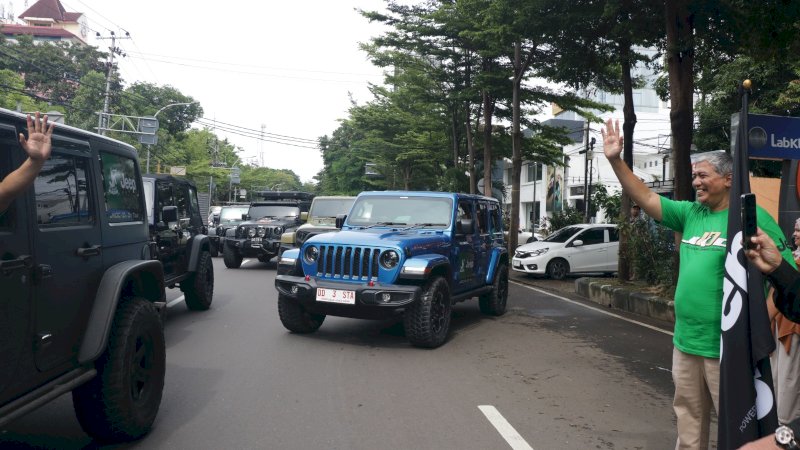 Puluhan unit Jeep memulai touring dengan rute Makassar-Jeneponto di Showroom Jeep Kalla Kars, Jl. Ahmad Yani No. 15, Sabtu (27/1/2024).