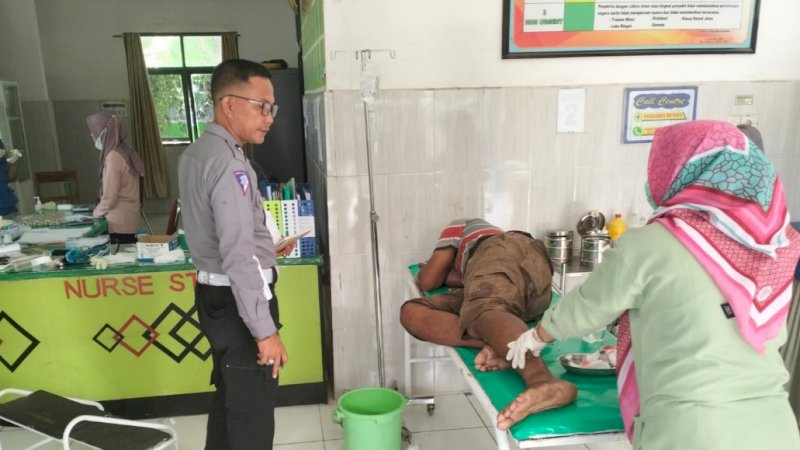 Abd. Rasyid (47), salah satu korban kecelakaan di Kabupaten Pangkep, Sulawesi Selatan, Ahad (28/1/2024), saat mendapat perawatan di rumah sakit terdekat.