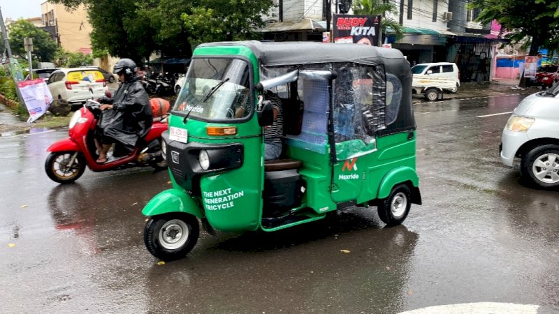 Bajaj Maxride saat berada di jalan kota Makassar 