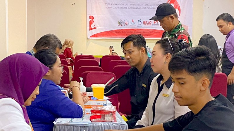 para pendonor sedang menjalani test kesehatan sebelum melakukan donor