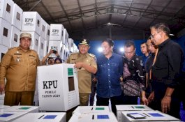 Pj Gubernur Sulsel Pastikan 99 Persen Logistik Pemilu di Maros Siap