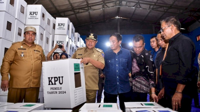 Kunjungan di gudang logistik KPU Maros, di Gedung Safari, jalan poros Makassar-Maros, Adatongeng, Kecamatan Turikale, Selasa (30/1/2024). (Foto: Pemprov Sulsel)