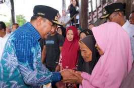 Pj Gubernur Sulsel Distribusikan Bantuan Pangan Beras 10 kg di Takalar