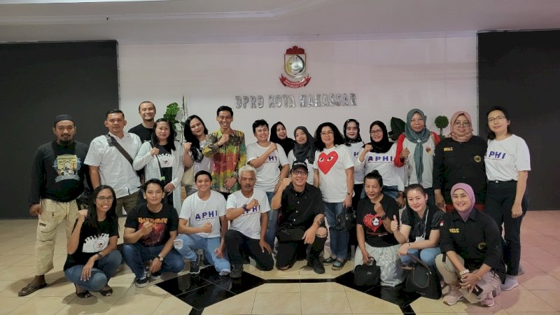 Anggota  DPRD Makassar fraksi Demokrat Harry Kurnia Pakambanan saat menerima komunitas pencinta hewan yang tergabung dalam APHI di ruang rapat Komisi D DPRD Makassar,rabu (31/1)