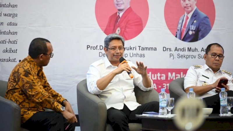 Pj Sekda Sulsel, Andi Muhammad Arsjad (tengah), pada peluncuran dan bedah buku karya dari Prof. Dr. Aminuddin Ilmar, S.H., M.H. dengan judul "Kepemimpinan Pemerintahan" di Hotel Aryaduta, Makassar, Rabu (31/1/2024). (Foto: Pemprov Sulsel)