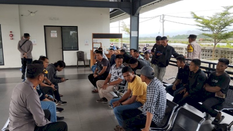 Proses mediasi pekerja stasiun kereta api di Kabupaten Barru, Sulawesi Selatan, yang diberhentikan dan berunjuk rasa di Stasiun Garongkong, Kamis (1/2/2024) siang.