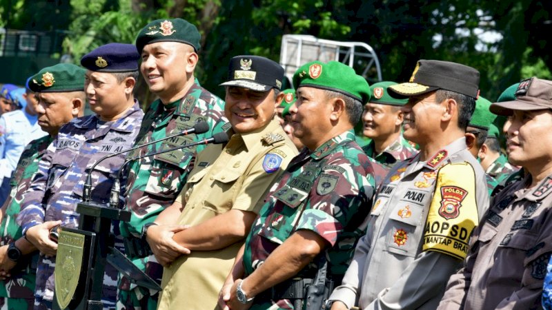 Apel gelar pasukan secara serentak dalam rangka pengamanan Pemilu 2024 di Lapangan M. Yusuf, Makodam XIV/Hasanuddin, Kamis (1/2/2024). (Foto: Pemprov Sulsel)