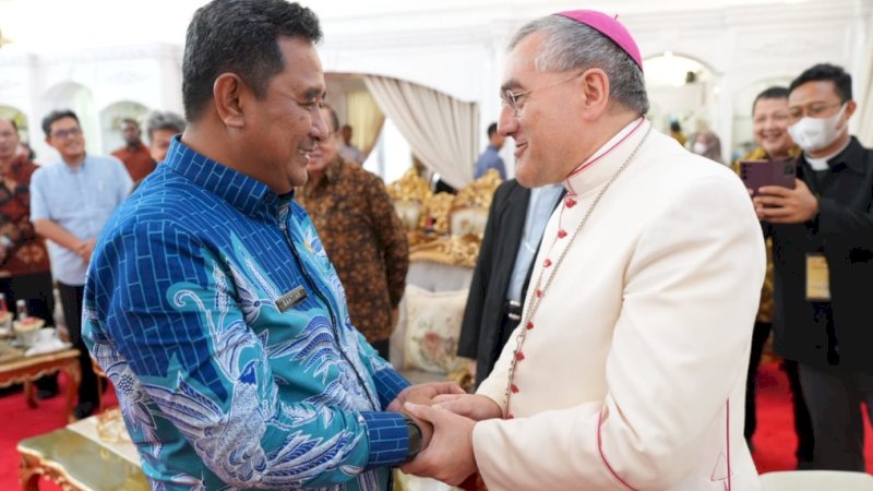 
Pj Gubernur Sulsel, Bahtiar Baharuddin (kiri), bersama Dubes Vatikan, Monsinyur Pioppo, di rumah jabatan Gubernur Sulsel, Rabu (31/1/2023). (Foto: Pemprov Sulsel)