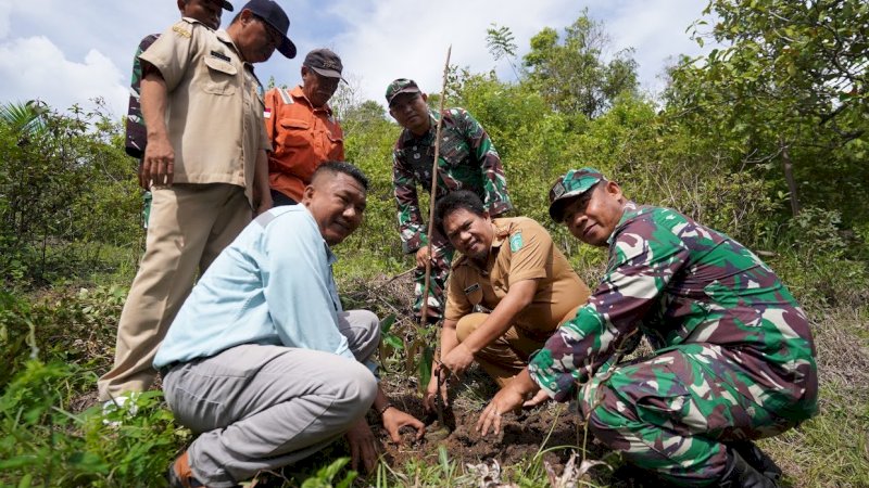 PT Vale Indonesia berkolaborasi Pemkab Luwu Timur dan masyarakat melakukan penanaman pohon di daerah aliran sungai (DAS) sebagai langkah mendukung pembangunan jaringan air bersih dan pelestarian lingkungan. (Foto: PT Vale Indonesia)