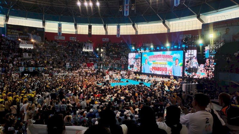 Relawan pasangan calon presiden dan calon wakil presiden nomor urut 02, Prabowo-Gibran se Sulsel saat menggelar pertemuan dan deklarasi di GOR Sudiang pada Jumat (2/2/2024).
