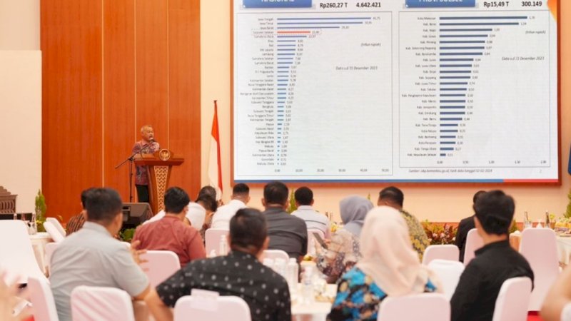 silaturahmi Penjabat (Pj) Gubernur Sulawesi Selatan (Sulsel), Bahtiar Baharuddin, bersama pimpinan bank dan perangkat daerah lingkup Pemerintah Provinsi (Pemprov) Sulsel di Aula Tudang Sipulung, rumah jabatan Gubernur Sulsel, Jumat (2/2/2024) malam. (Foto: Pemprov Sulsel)