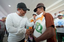  Pj Gubernur Sulsel Salurkan Bantuan Pangan Presiden Jokowi untuk Warga Kurang Mampu di Jeneponto