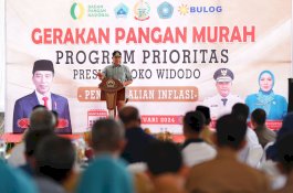 Setelah Jeneponto, Giliran di Bantaeng Pj Gubernur Bahtiar Salurkan Bantuan Presiden untuk Warga Miskin