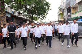Pj Gubernur Sulsel Jalan Santai Bersama Warga dan Cek Harga Kebutuhan Pokok di Pasar Bantaeng