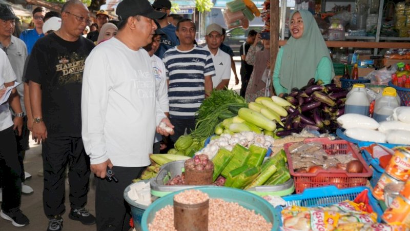 Pj Gubernur Sulsel, Bahtiar Baharuddin, saat meninjau Pasar Sentral Karisa, Kabupaten Jeneponto, Sulsel, Sabtu (3/2/2024). (Foto: Pemprov Sulsel)